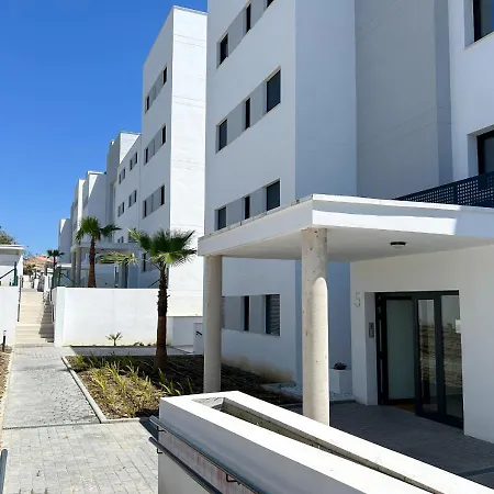 Con Terraza Y Vista Al Jardin Estepona