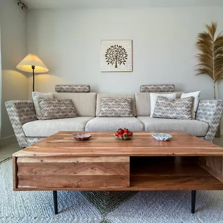 Con Terraza Y Vista Al Jardin