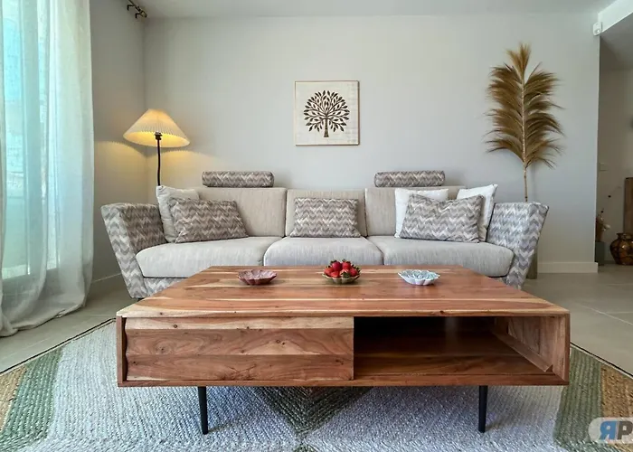 Con Terraza Y Vista Al Jardin