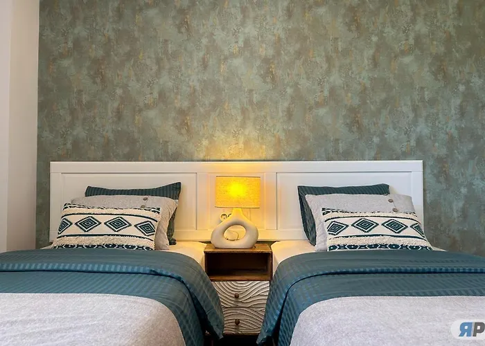 Con Terraza Y Vista Al Jardin 埃斯特波纳